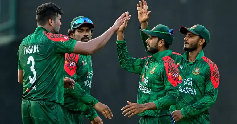 মাঠে বাংলাদেশ দলের একটি অংশ